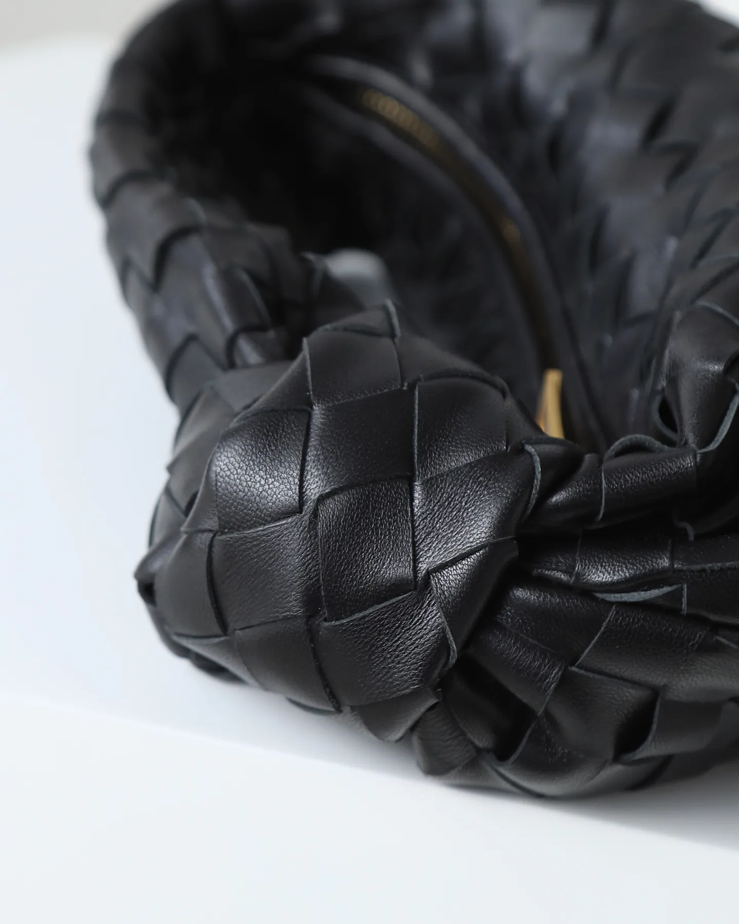 800. Bottega veneta͙.——-The latest braided and knotted hobo🔥 The top-grade lambskin leather is very soft, the bag shape is unique, practical and durable. It retains the traditional weaving elements while being a bit more flamboyant ~ Made of hand-woven sheepskin, zipper opening and closing, curved seamless structure, effortless to match. Highly recommended⚠️⚠️⚠️ The most high-end in the market🌈Welcome to compare [Factory complete package] size: 23x15x5cm.   Model: 651876